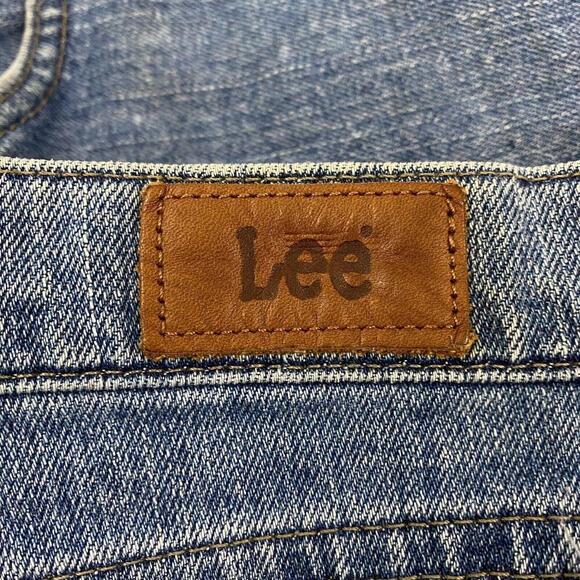 Lee Capri Women's size 8P Medium Wash Blue Denim Jeans - Picture 3 of 4